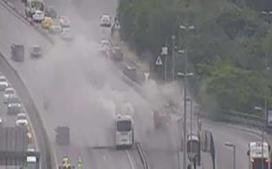 Üsküdar'da Yanan Midibüs Köprü Trafigini Durdurdu