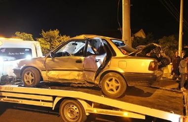 Otomobiller kafa kafaya çarpıştı: Yaralılar var