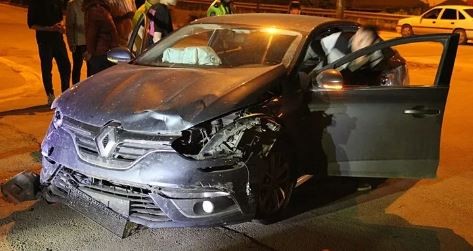 Otomobiller kafa kafaya çarpıştı: Yaralılar var