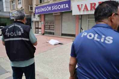 5.Kattan Düsen Yasli Adam Hayatini Kaybetti