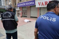 5.Kattan Düsen Yasli Adam Hayatini Kaybetti