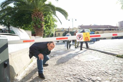 AVM'den Caddeye Bariyer Açiklamasi Vatandaslar Egilerek Altindan Geçiyor