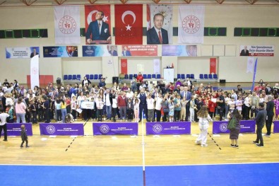 Burhaniye'de 'Geleneksel Çocuk Oyunlari' Ödül Töreni Yapildi