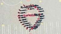 Ercis'te Ögrenciler Kalp Koreografisi Yaparak Anneler Günü'nü Kutladi