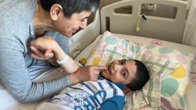 Fedakar Babaanne, SP Hastasi Torununa Gözü Gibi Bakiyor