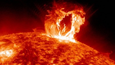 Güneş'te şiddetli patlama: Dünyaya ilerliyor