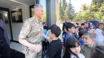 Miniklerden Jandarmaya Anlamli Ziyaret