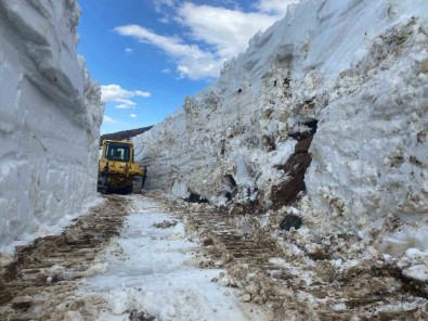 Yüksekova'da 5 Metre Yüksekligindeki Kar Tünelleri Sasirtti