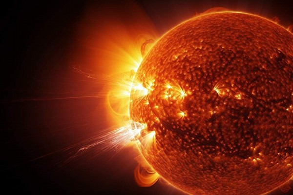 Güneş'te şiddetli patlama: Dünyaya ilerliyor