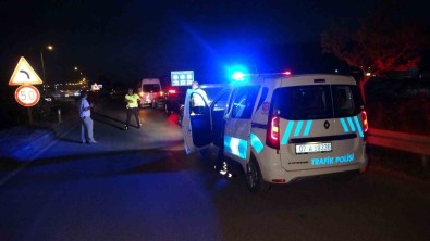 Aracina Çarpip Kaçan Ehliyetsiz Ve Alkollü Sürücüyü 500 Metre Takip Edip Yakaladi