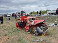 Nisan Merasimi Dönüsü Otomobil Ile Kamyonet Çarpisti Açiklamasi 1 Ölü, 5 Yarali