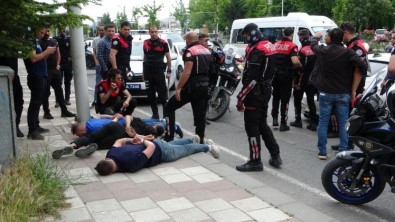 Polisin 'Dur' Ihtarina Uymayarak Kaçan Araç Kaza Yapti
