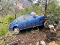 Sürücüsün Hakimiyetini Kaybettigi Otomobil Uçuruma Yuvarlandi Açiklamasi 2 Yarali