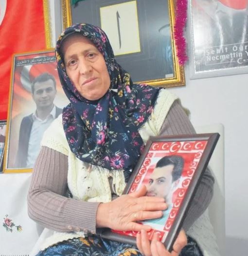 Şehit annelerinden ağlatan sözler: Eren’imin kokusunu kır çiçeklerinden alıyorum