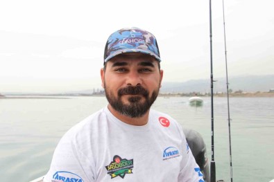 Amatör Balikçi, 'Bir Ejderha Da Biz Tuttuk' Diyerek 15 Kiloluk Baligi Yakalamayi Basardi