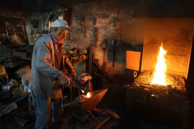 Aydin'in En Eski Demircisi Mesut Usta, Yarim Asirdir Ayni Körügün Basinda Hizmet Veriyor