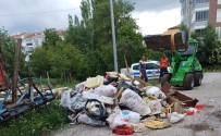 Belediye Ekipleri Müstakil Evden 5 Kamyon Çöp Çikartti