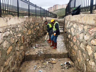 Belediye Ekipleri Taskin Koruma Kanallarini Temizledi