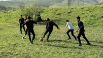 Bos Arazide Kiran Kirana Top Oynayan Gençler Futbol Sahasi Istiyor