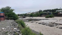 Kuvvetli Yagisin Etkili Oldugu Hatay'da Sel Yolu Ikiye Böldü