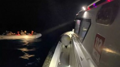 Ölüme terk edilen 35 kaçak göçmen kurtarıldı