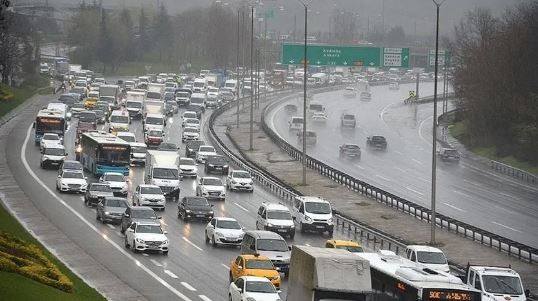 İstanbul'da yağmur trafiği! Trafik yoğunluğu yüzde 69!