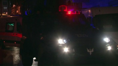 Atasehir'de Bir Sahis 95 Yasindaki Annesini Biçakla Rehin Aldi