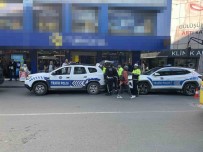 Küçükçekmece'de Otomobil Önce Bariyerlere Ardindan Yayalara Çarpti Açiklamasi 5 Yarali