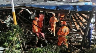 Reklam panosu devrildi! Çok sayıda ölü ve yaralı var