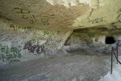 Tarihi Incegiz Magaralarinin Duvarlarina Sprey Boyayla Zarar Verildi, Vatandaslar Önlem Alinmasini Istedi