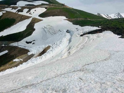Yüksekova'da Mayis Ayinda Karla Mücadele Çalismasi Devam Ediyor
