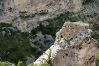 Çikilmasi Zor Olan Kayalarin Zirvesindeki Tarihi Oyuklar Dron Ile Ilk Kez Görüntülendi