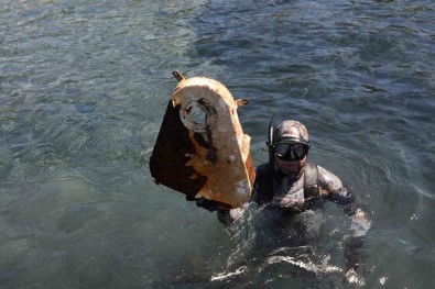 Deniz Dibinden 2,5 Ton Çöp Çikti