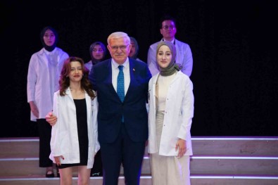 Eczacilik Fakültesinin Birinci Ve Ikinci Sinif Ögrencileri Beyaz Önlük Giydi