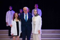 Eczacilik Fakültesinin Birinci Ve Ikinci Sinif Ögrencileri Beyaz Önlük Giydi