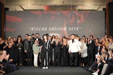 Kiz Çocuklarinin Okumasina Dikkat Çekmek Için Podyuma Çiktilar