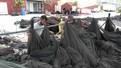 Rizeli Balikçilar Aglarinin Ve Teknelerinin Bakimlarini Yapmayi Sürdürüyor