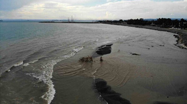 Hatay'da ürküten görüntü: Deprem habercisi mi? Denizin rengi değişti görenler hayret etti