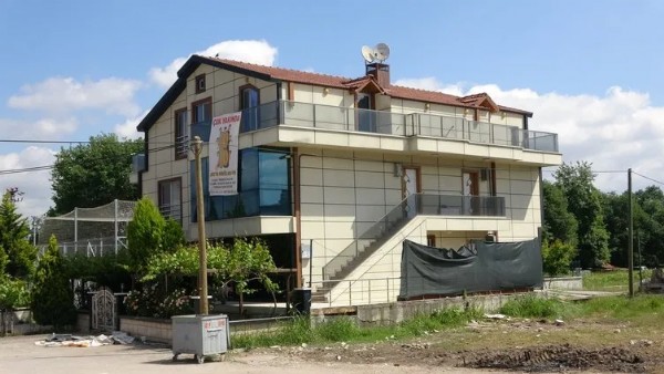 Bütün şehir o gizemli pankartı konuşuyor: Kim bu Nurettin?