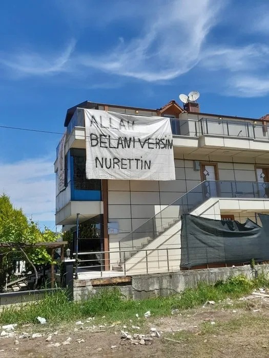 Bütün şehir o gizemli pankartı konuşuyor: Kim bu Nurettin?