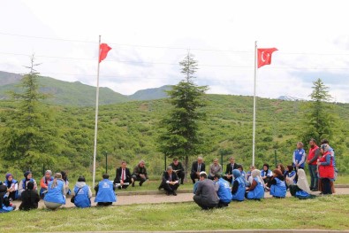 Gençler 33 Sehidin Anitina Karanfil Birakti