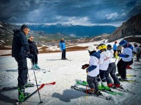 Hakkari'de Mayis Ayinda Kayak Yarismasi Düzenlendi