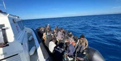 İzmir’de 11’i çocuk 56 göçmen yakalandı