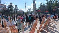 Kursiyerlerin Yaptigi Resimleri Atatürk Meydanin Da Görücüye Çikti