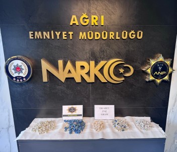 Midelerinden 3 Kilo 742 Gram Uyusturucu Çikti