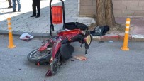 Otomobile Çarpan Bisikletteki 2 Kisinin Yola Savrulmasi Kamerada Haberi