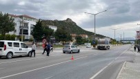 Süt Kamyonuna Çarpan Otomobildeki 1 Kisi Yaralandi