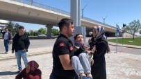 Kazada Yaralanan Çocugu Ambulansa Kucaginda Götürdü Haberi