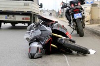 Otomobille Çarpisan Motosikletin Sürücüsü Kaski Sayesinde Kazayi Hafif Siyriklarla Atlatti