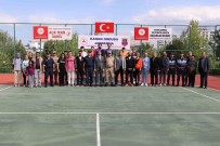 Tenis Turnuvasinda Derece Girenlere Ödülleri Verildi